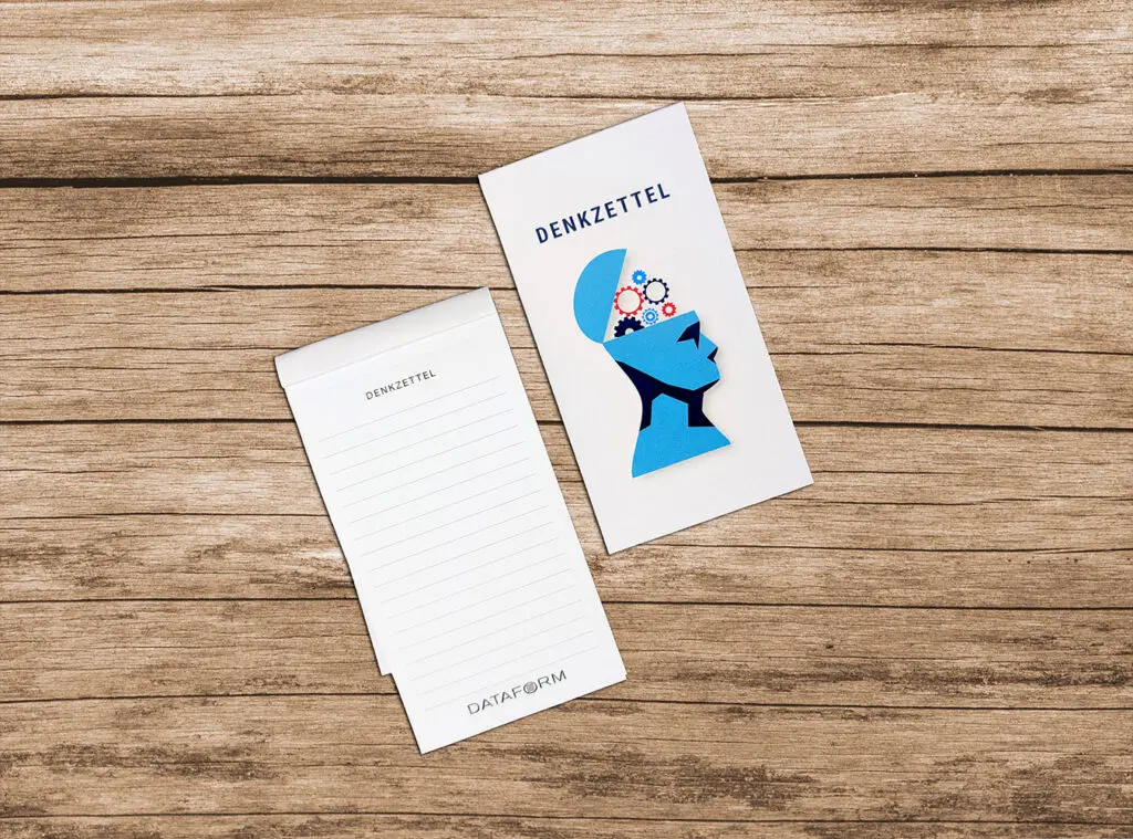 Notizblöcke auf Holzhintergrund