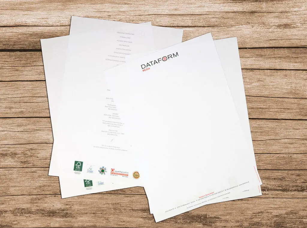 Geschäftsdrucksorten auf Holzhintergrund