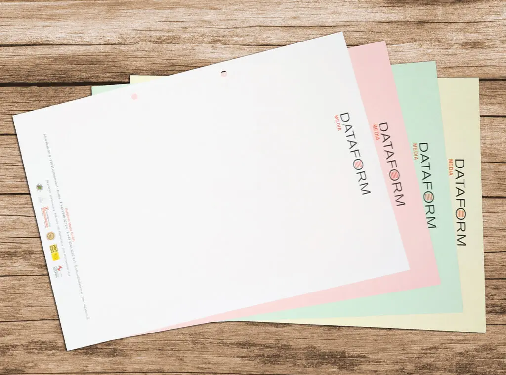 Durschreibegarnituren auf Holzhintergrund