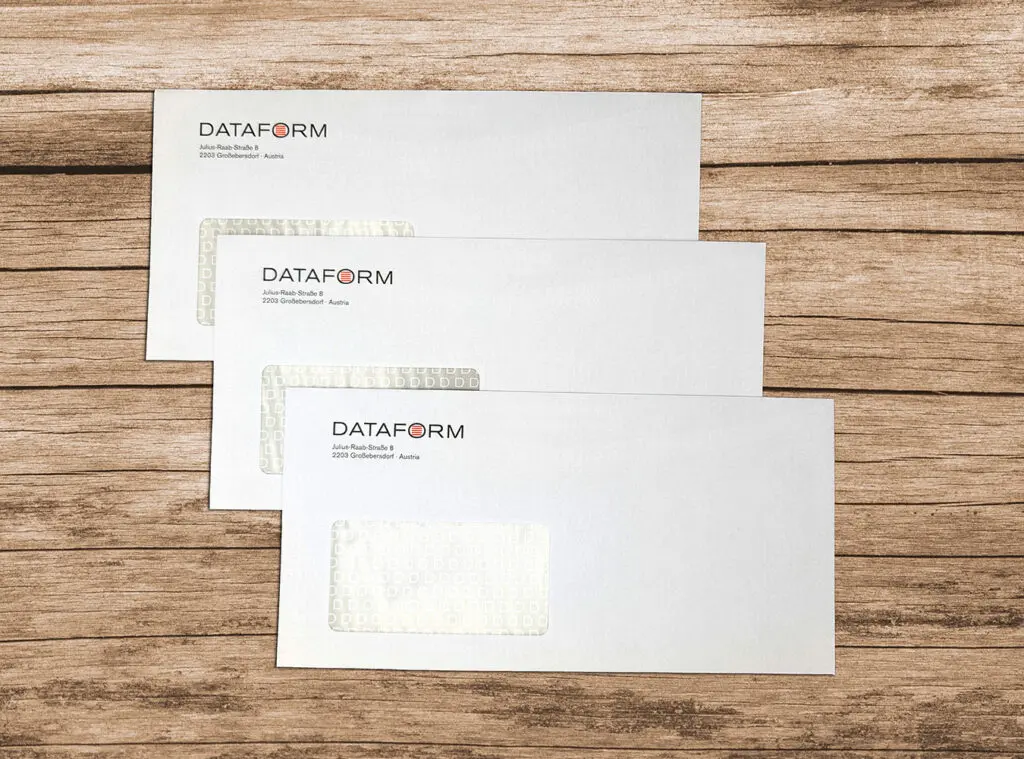 Kuverts auf Holzhintergrund