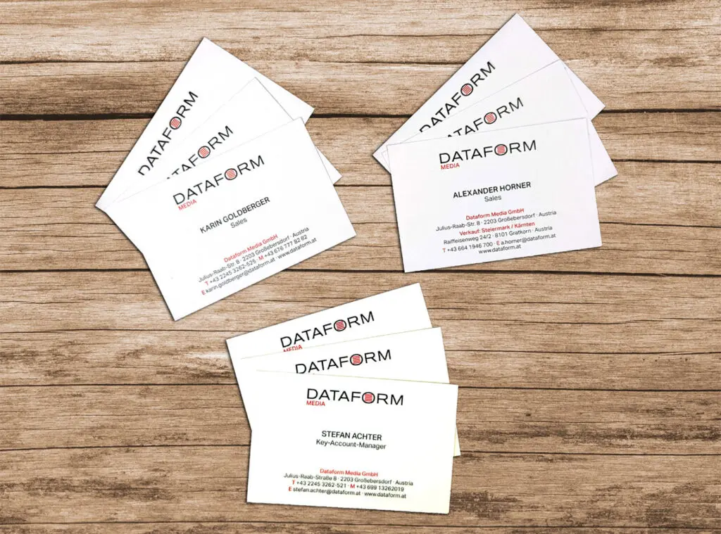 Visitenkarten auf Holzhintergrund