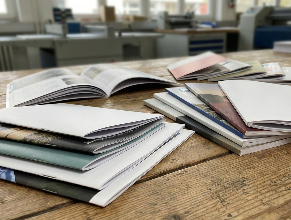 Druckerei Klammerheftung Klebebindung Broschüre